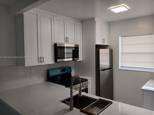 Building Photo - 5181 W Oakland Park Blvd