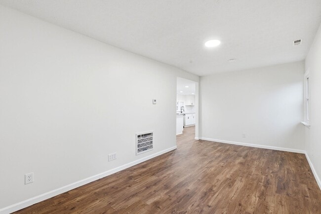 Building Photo - Fully Updated 2-Bed with Modern Finishes