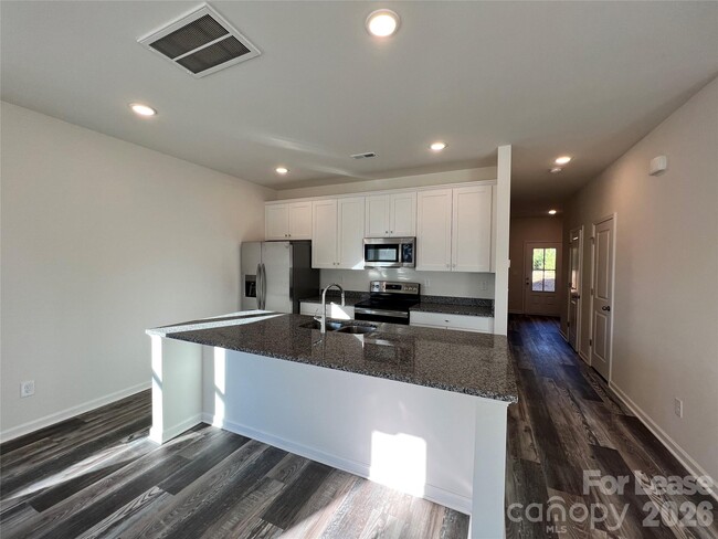 Building Photo - 574 N Broad St