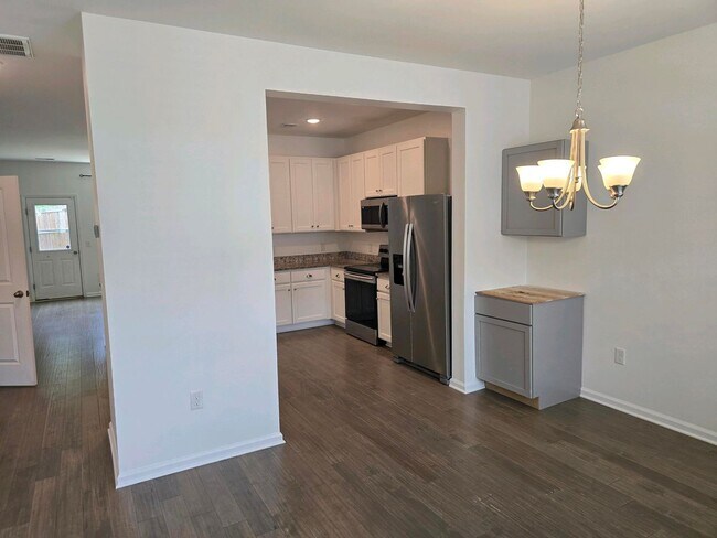 Building Photo - Charming 3-Bedroom Home with Community Poo...