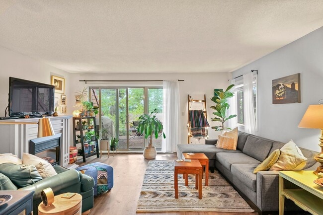 Building Photo - Lovely 2 Bedroom/1.5 Bath Mt Park Condo w/ Garage