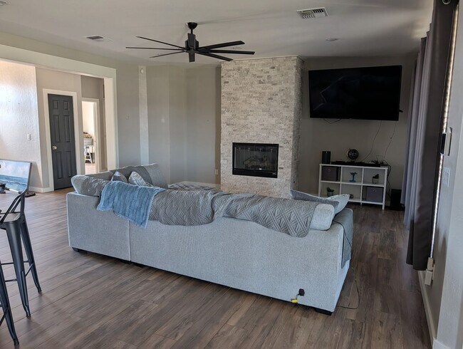 Building Photo - 1001 Hummingbird Dr.