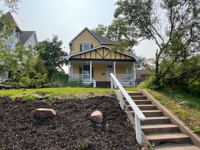 Building Photo - Large House Midtown