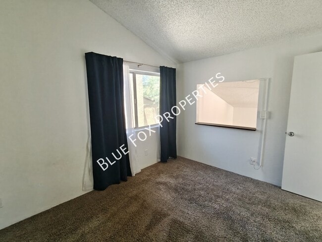 Building Photo - 880 E Peppergrass Ln