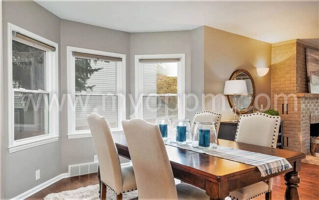 Building Photo - Stunning 5 Bedroom / 2 Bathroom Home | Han...
