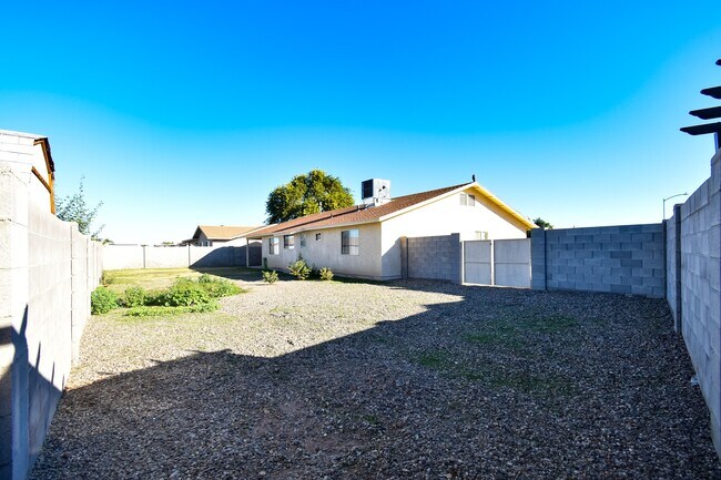 Building Photo - 2866 S 30th Dr