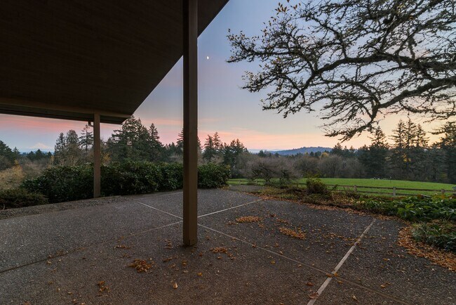 Building Photo - Expansive 5-Bedroom Lake Oswego Property N...