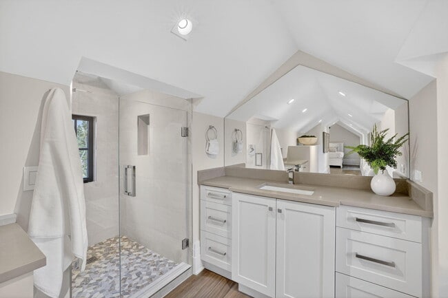 Building Photo - 400 Mola Ave