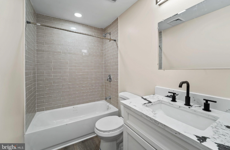 Building Photo - 335 Spring St