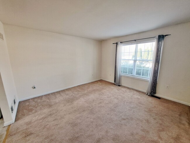 Building Photo - 2 Bed / 1-1/2 Bath Townhome