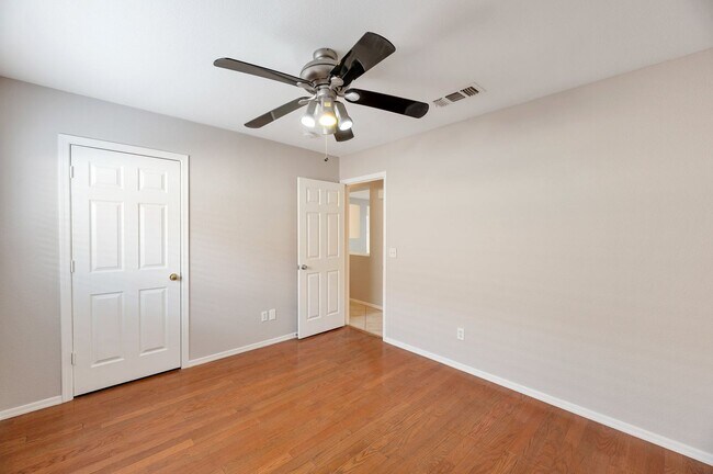 Building Photo - 3 bed 2 bath home in the Arizona Impressions subdivision - Cross streets: Cooper & SE Pecos