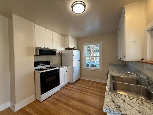 Building Photo - Cute two bedroom cottage in central Ashlan...