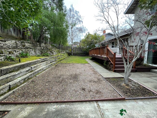 Building Photo - Large 3 Bedroom, 2.5 Bathroom, Great Neigh...