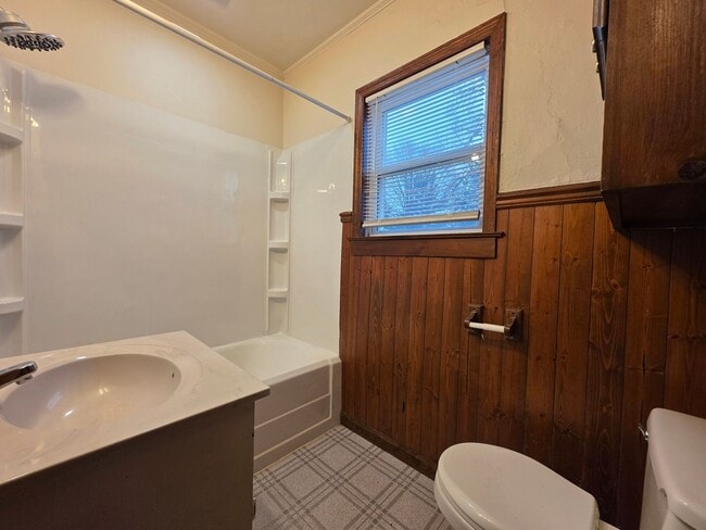 Building Photo - Charming 2 Bedroom 1 Bath Single Family Home-Available Now!