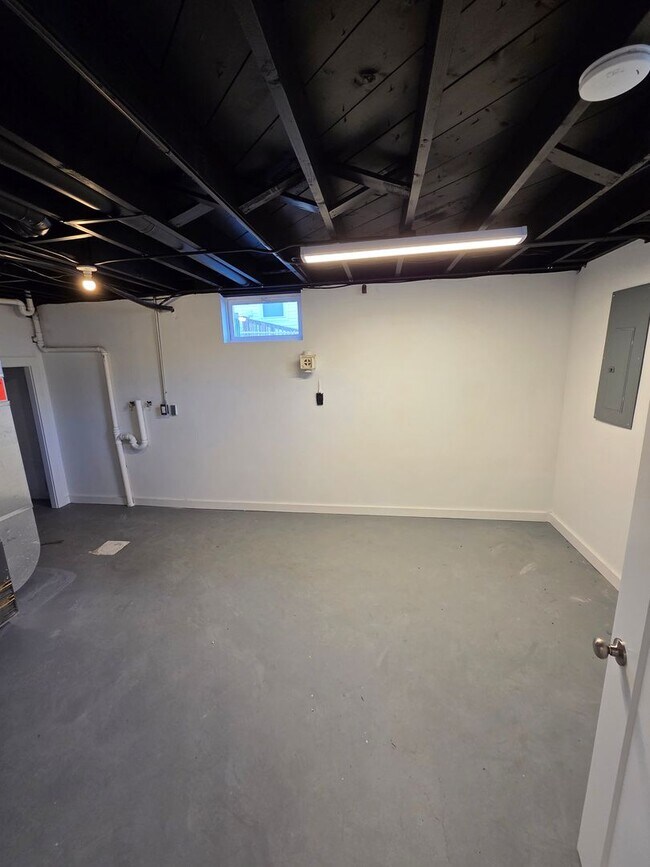 Building Photo - Newly remodeled 4 bed, 2 bath, 1 car garage, fenced in backyard