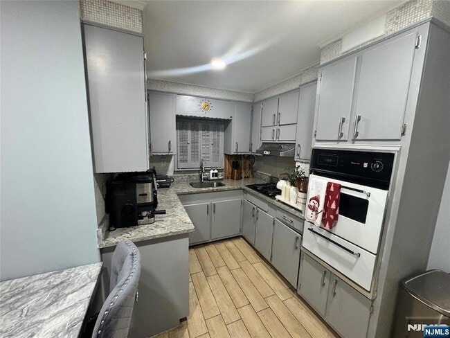 Building Photo - 460 Ave E