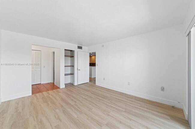 Building Photo - 1250 NE 125th St