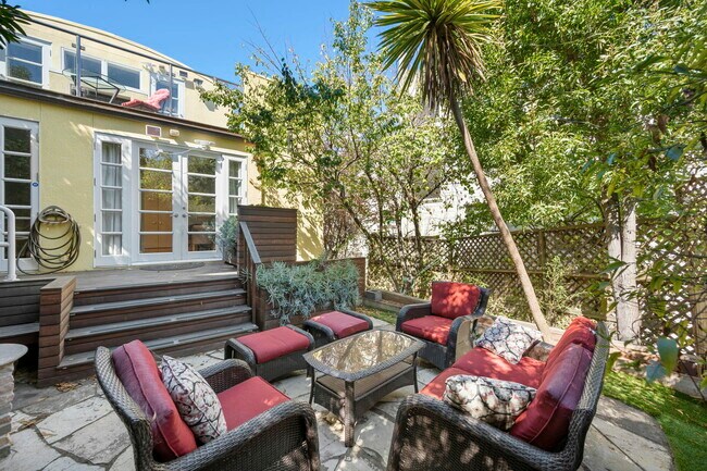 Building Photo - 2552 Hyde St