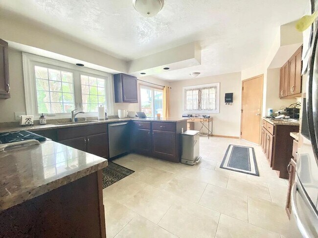 Building Photo - Desirable Mequon Home in Heart of Ville du...