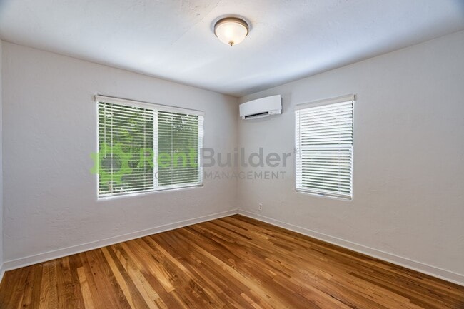 Building Photo - 816 Loma Vista Dr NE