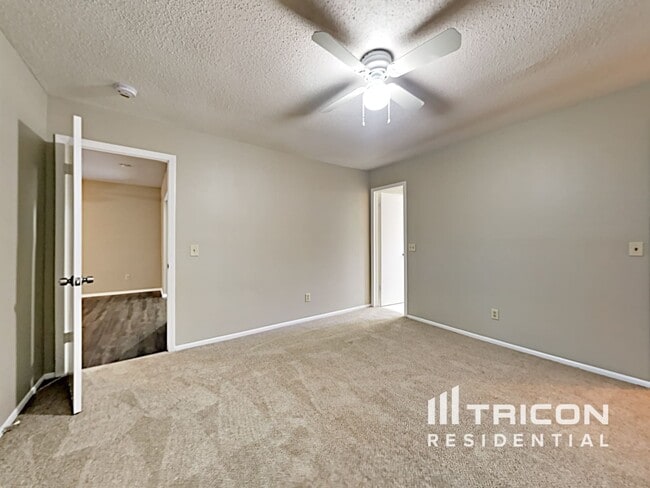 Building Photo - 202 Valley Dr
