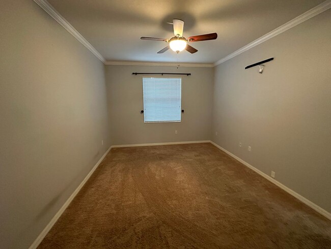 Building Photo - Beautiful 3 bedroom, 2 bath home in the he...