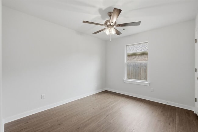 Building Photo - 1313 Valley Dr