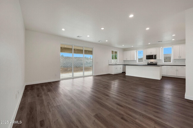 Building Photo - 921 E Desert Ln