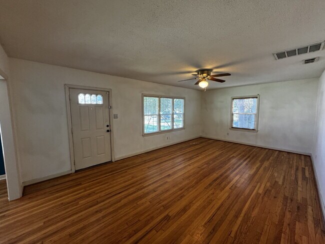 Building Photo - Stunning Home Located In Tech Terrace Minu...
