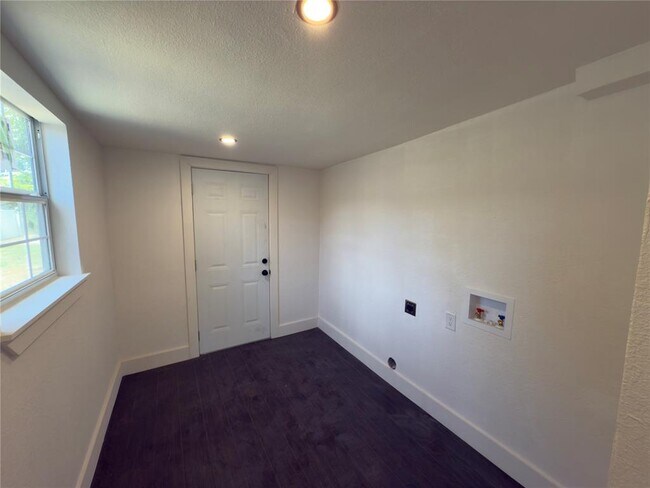 Building Photo - 203 W Dale St