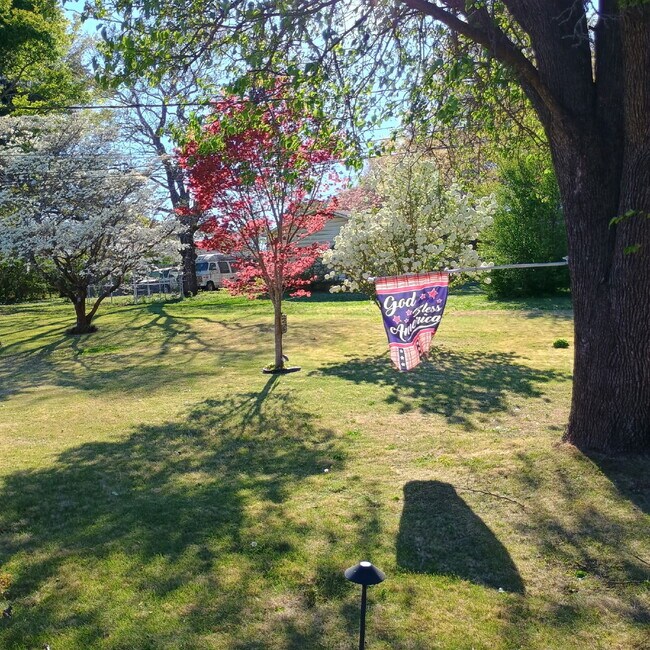 Building Photo - Modern Comforts with Granite & Hardwood Finishes!" 3 Bedroom 2 bath home.