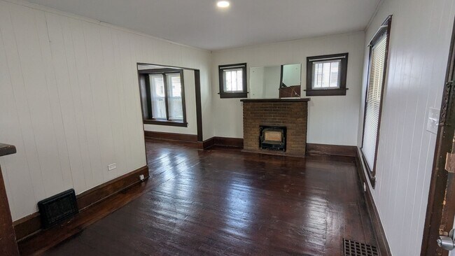 Building Photo - LEASING SPECIAL! Charming 3-Bedroom, 1-Bathroom Home in the Heart of Akron