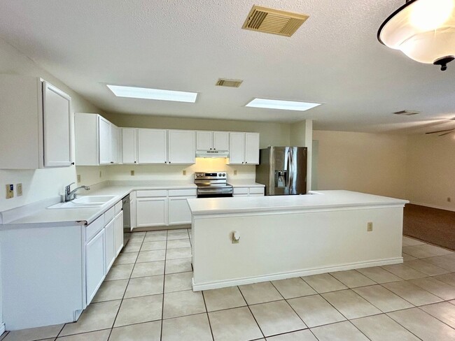 Building Photo - 4 BED 2.5 BATH near Seaworld AVAILABLE NOW!