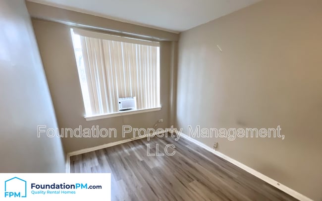 Building Photo - 1915 S Pkwy E