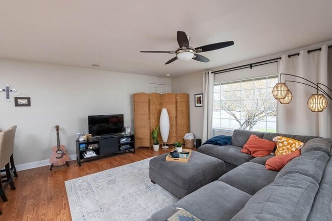 Building Photo - Wonderful home on large corner fenced lot in desired mid-town with views!