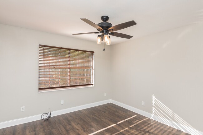 Building Photo - 8238 Li Fair Dr