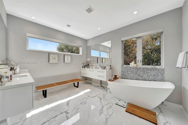 Building Photo - 544 N Victoria Park Rd