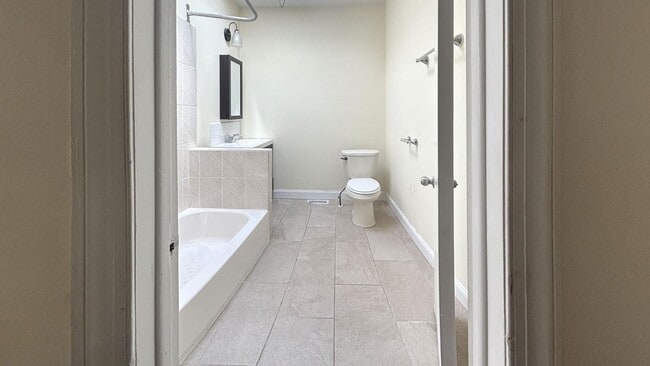 Building Photo - Newly Renovated 4BED 1.5BTH / Stainless Steel Appliances & Washer/Dryer Hookup!