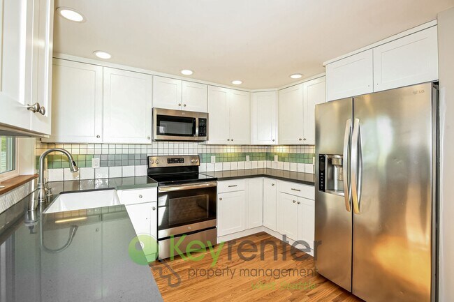 Building Photo - Modern Seattle Living with Deck, Yard, and Beautiful Views
