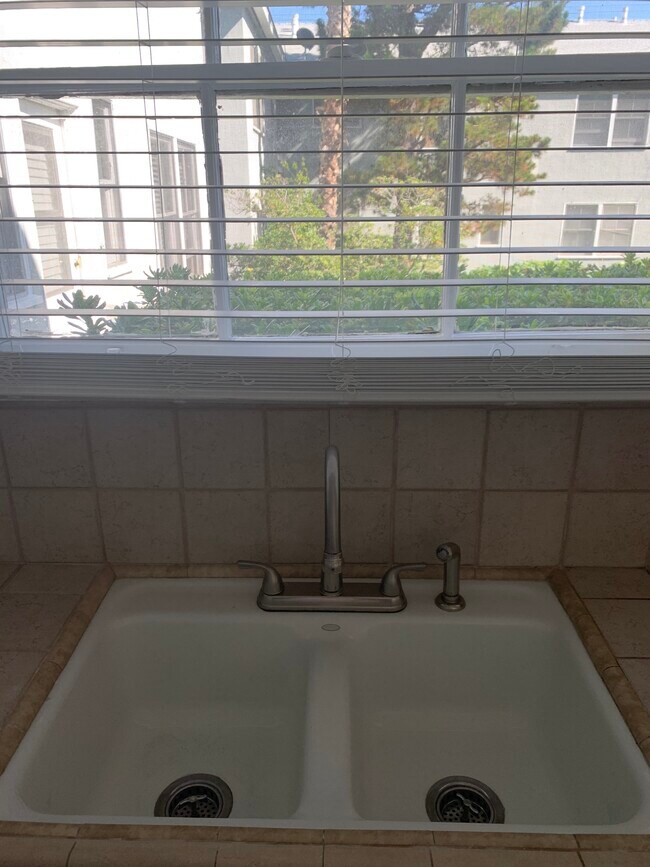 Building Photo - 1250 Franklin St