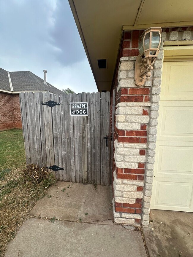 Building Photo - 2504 Thomas Dr