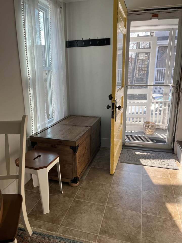Entry door with furniture - 44 N Spring St