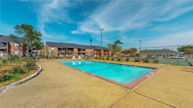 Building Photo - 904 University Oaks Blvd