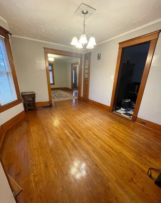Building Photo - Three Bedroom House on Main St! | Parking, Laundry, and Central Air