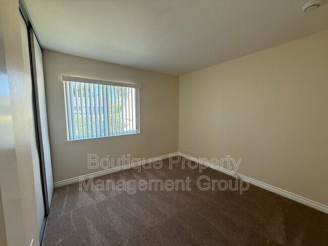 Building Photo - 1126 S Clifpark Cir