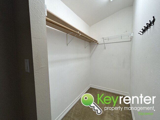 Building Photo - Gorgeous Craftsman 3 Bed 2 Bath Tacoma House