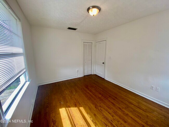 Building Photo - 1378 Ingleside Ave