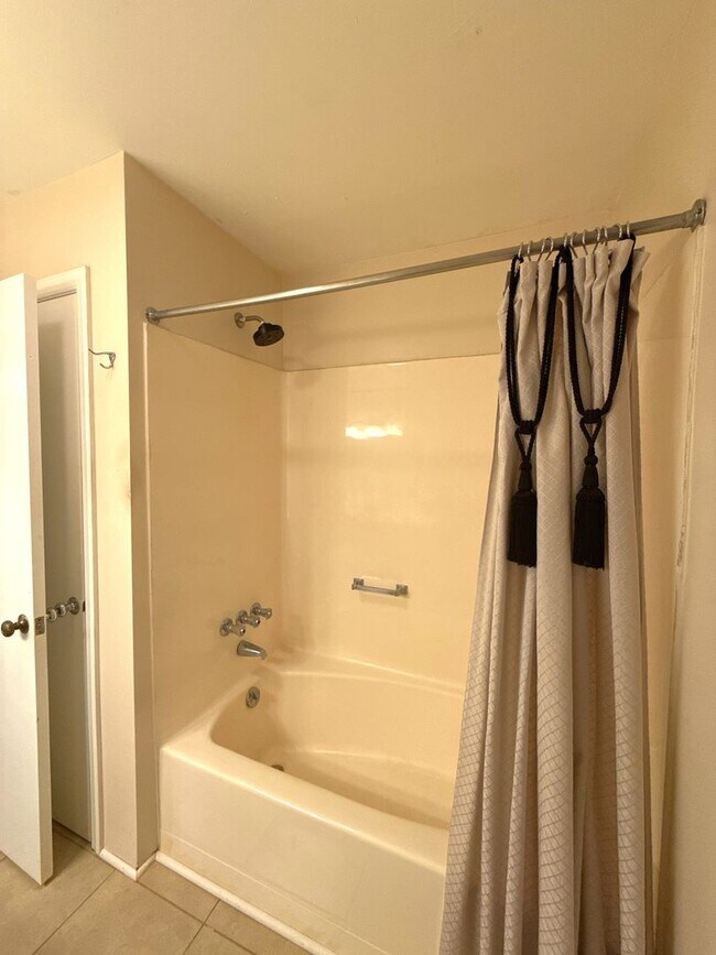 Building Photo - Beautiful 5 Bedroom 3 Bathroom House on Country Club Golf Course!