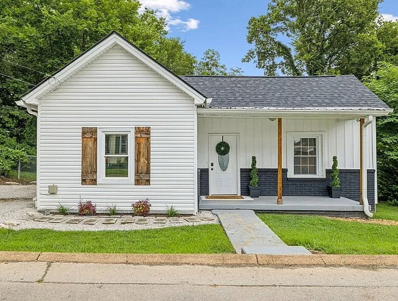 Newly Remodelled - 816 Woodside St