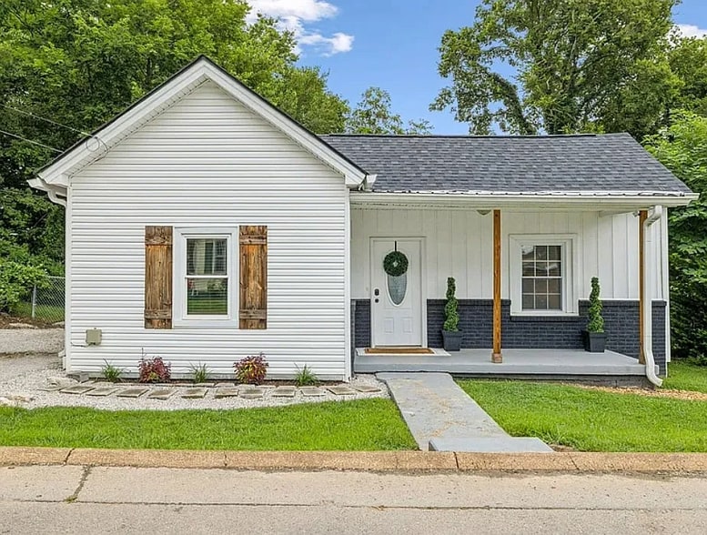 Newly Remodelled - 819 Woodside St